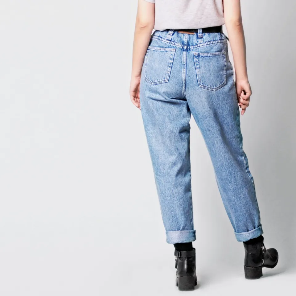 How to Wear Mom Jeans