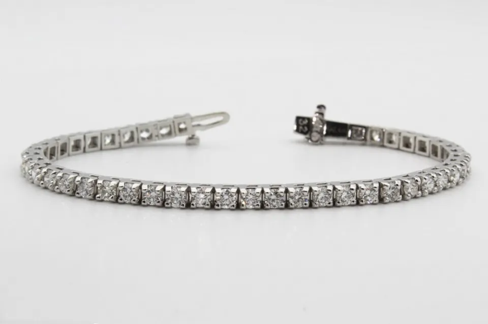 Can You Wear a Tennis Bracelet Everyday? Things to Know