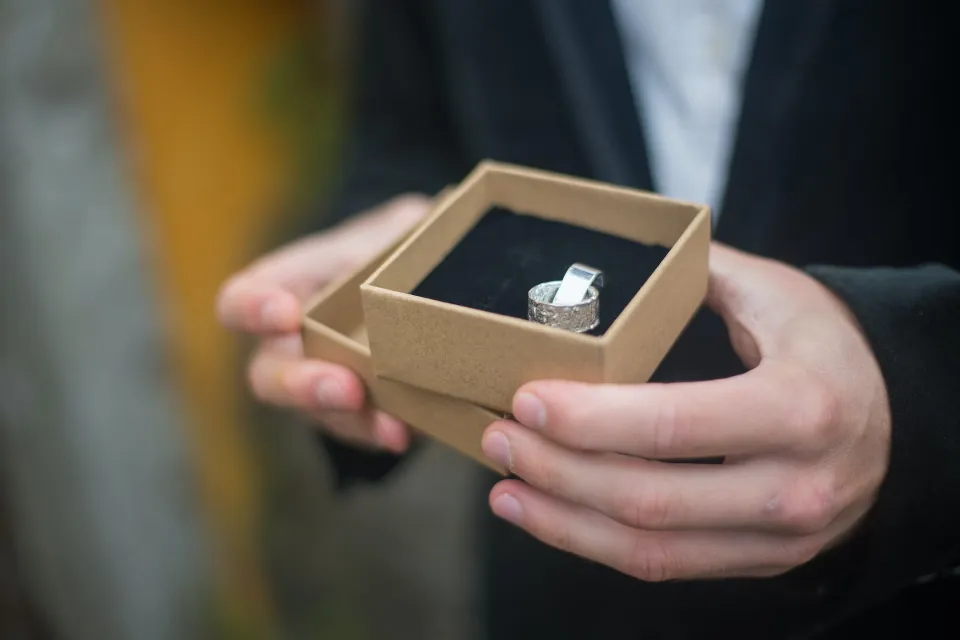 How to Give a Promise Ring? 4 Creative Ways