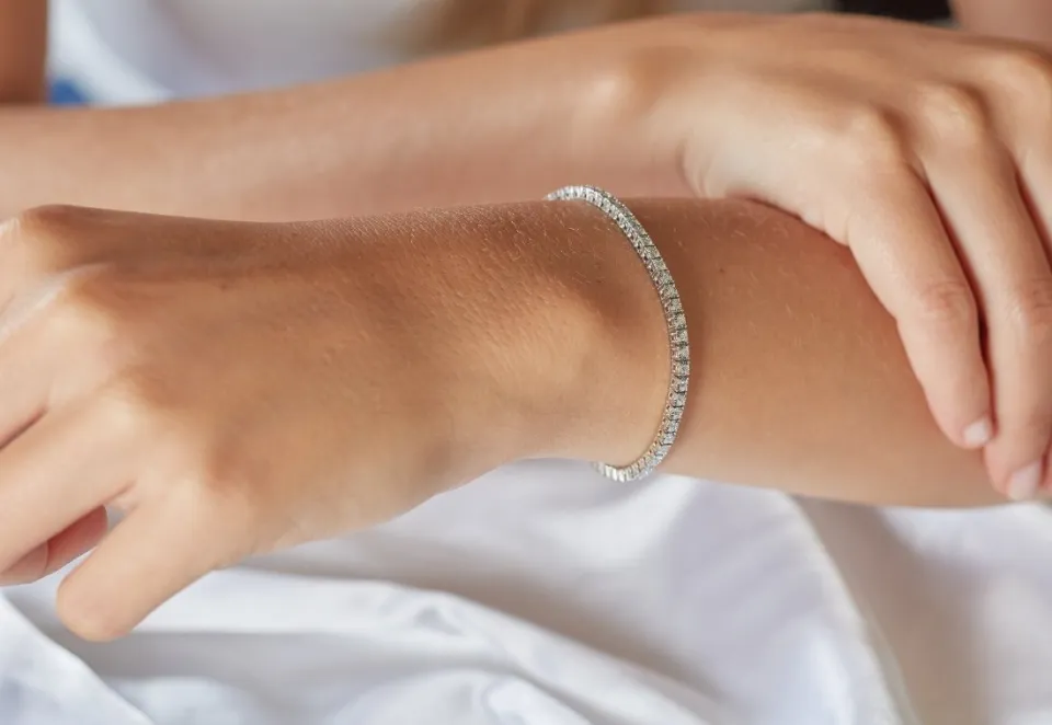 How to Wear a Tennis Bracelet? Complete Guide