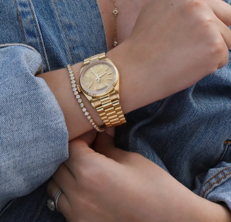 How to Wear a Tennis Bracelet With a Watch