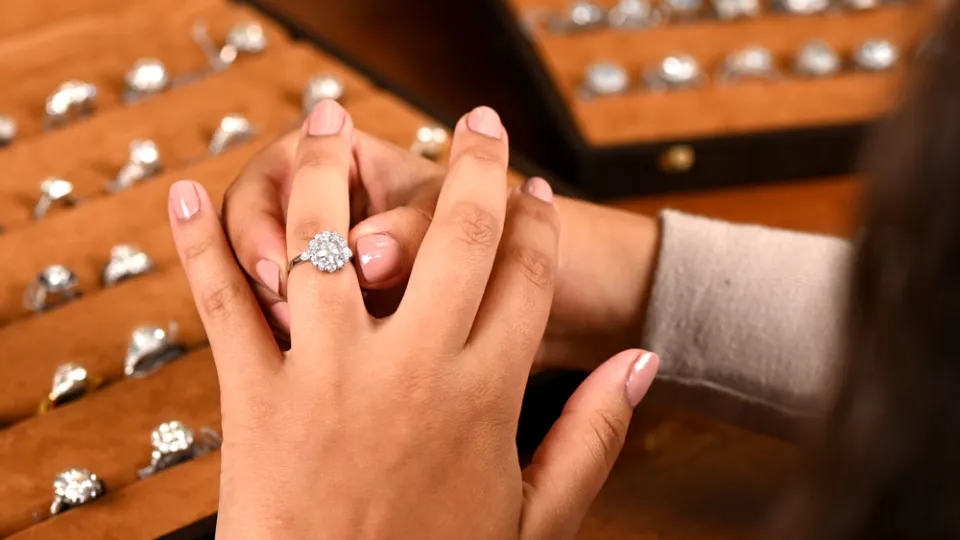 Promise Ring Vs Engagement Ring: Difference You Need to Know