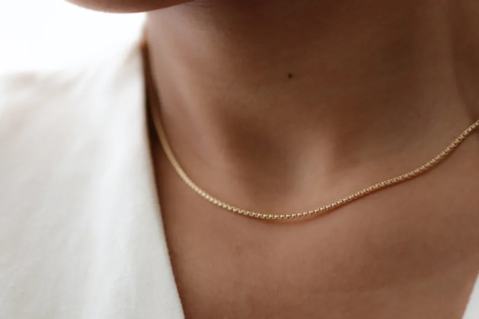 What is a Box Chain Necklace? Types, Pros & Cons