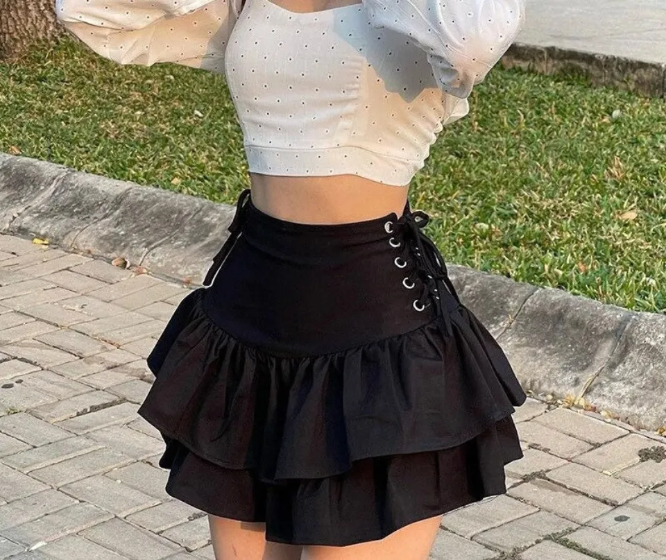 What to Wear With a Black Skirt? 11 Outfit Ideas 2023