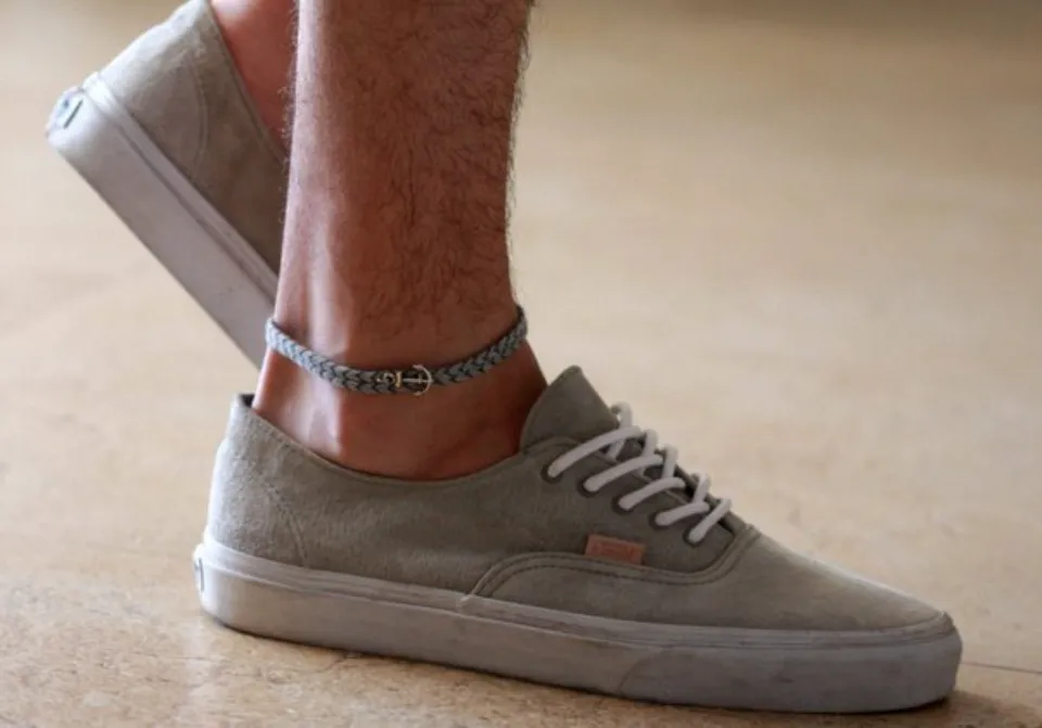 Can a Man Wear An Ankle Bracelet