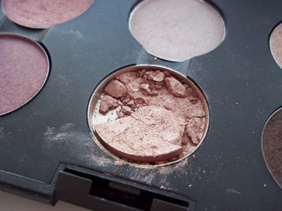 How to Fix Broken Eyeshadow