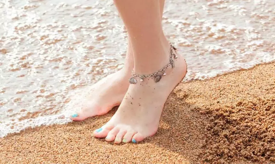 How to Wear Anklets Right