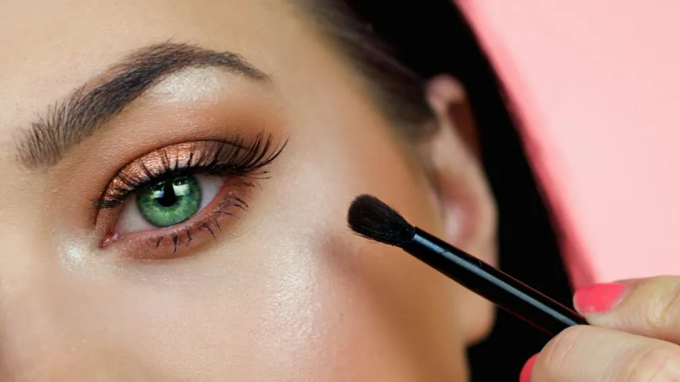 What Eyeshadow Goes With Green Eyes? 5 Best Choices