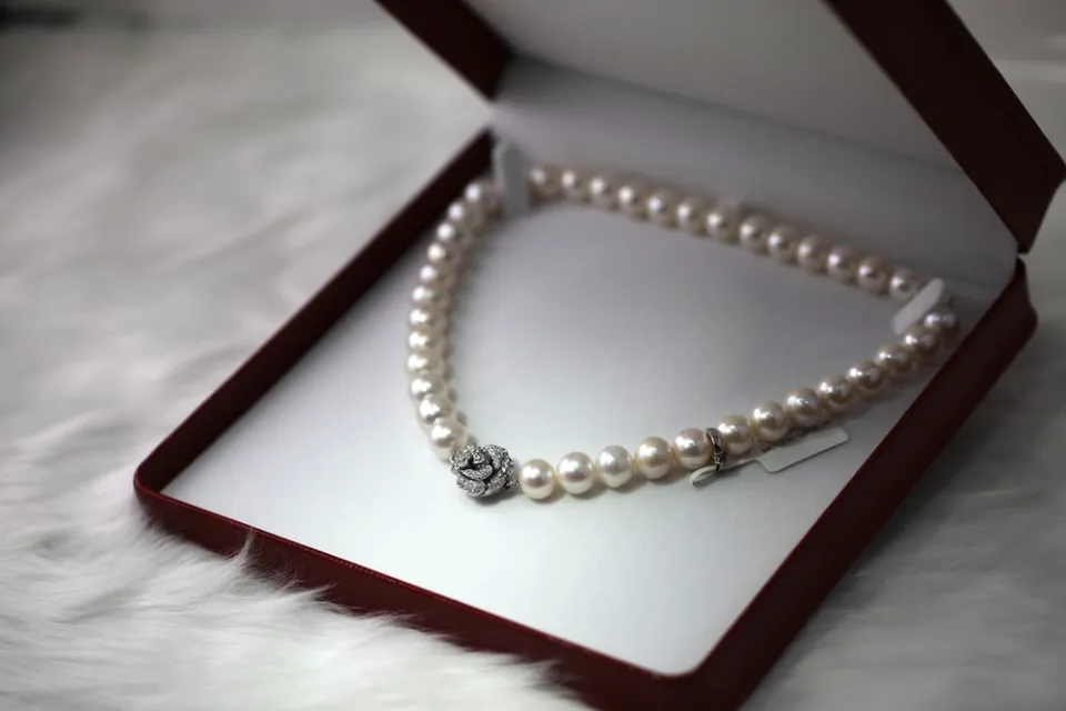 Are Pearl Necklaces in Style