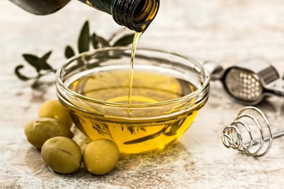 How Does Olive Oil Whiten Teeth