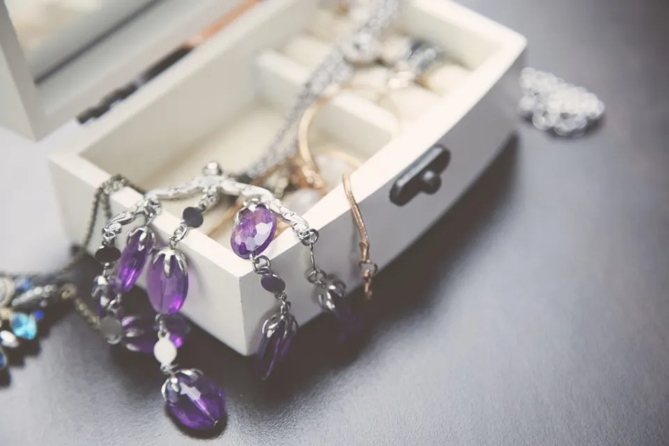 How to Pack Necklaces for Travel and Moving? Complete Guide