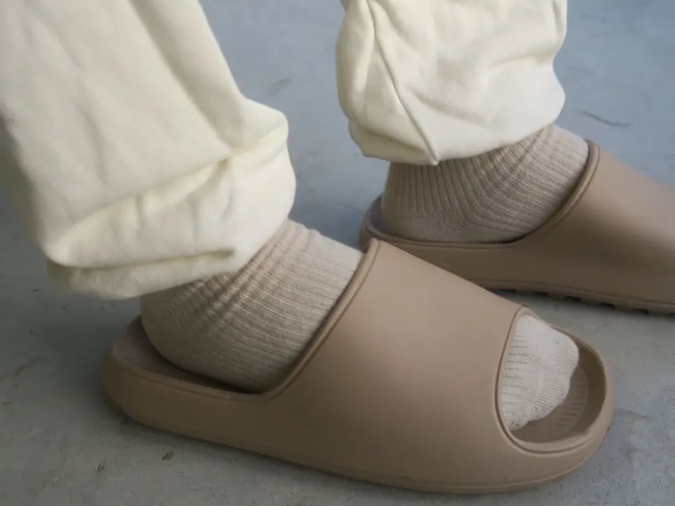 How to Tell If Yeezy Slides Are Fake