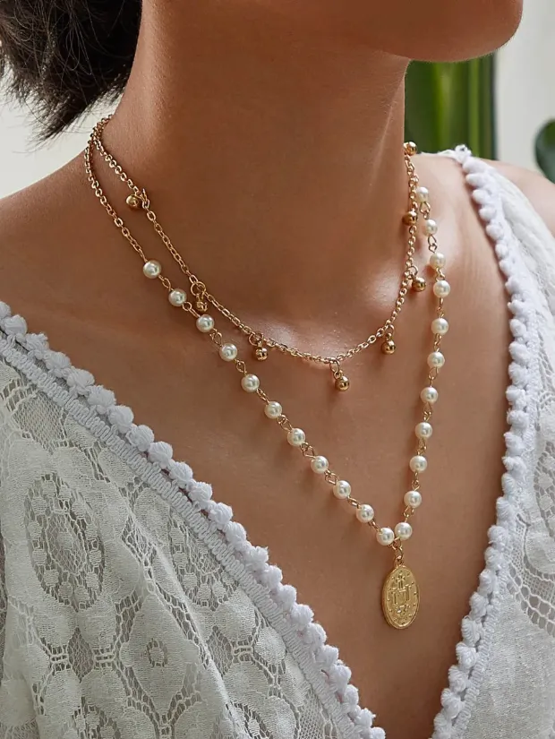 How to Wear Pearl Necklace