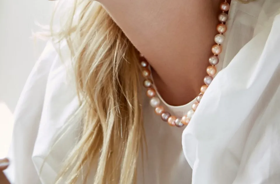 How to Wear Pearl Necklace Casually