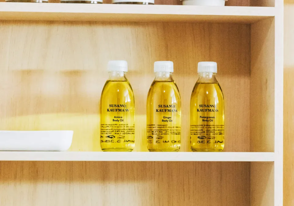 What is Body Oil? How to Use in Skincare Routine?